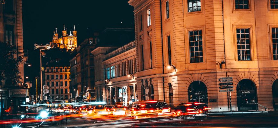 Projekt oświetlania miast w Polsce - jakie ma zalety?