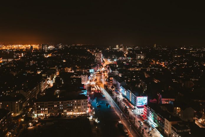 Innowacyjne oświetlenie miejskie - co pozwala je zapewnić?